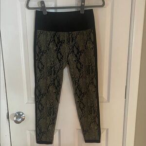 Fabletics Black & Olive Green Patterned Leggings size L